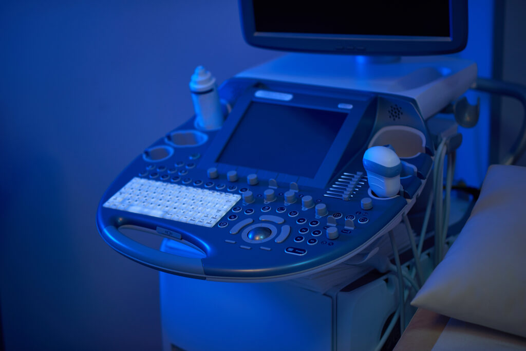 Equipamentos médicos modernos em clínica: ultrassom, raio-X, iluminação ultravioleta, medicina estéril, indústria médica, saúde, tecnologia.
